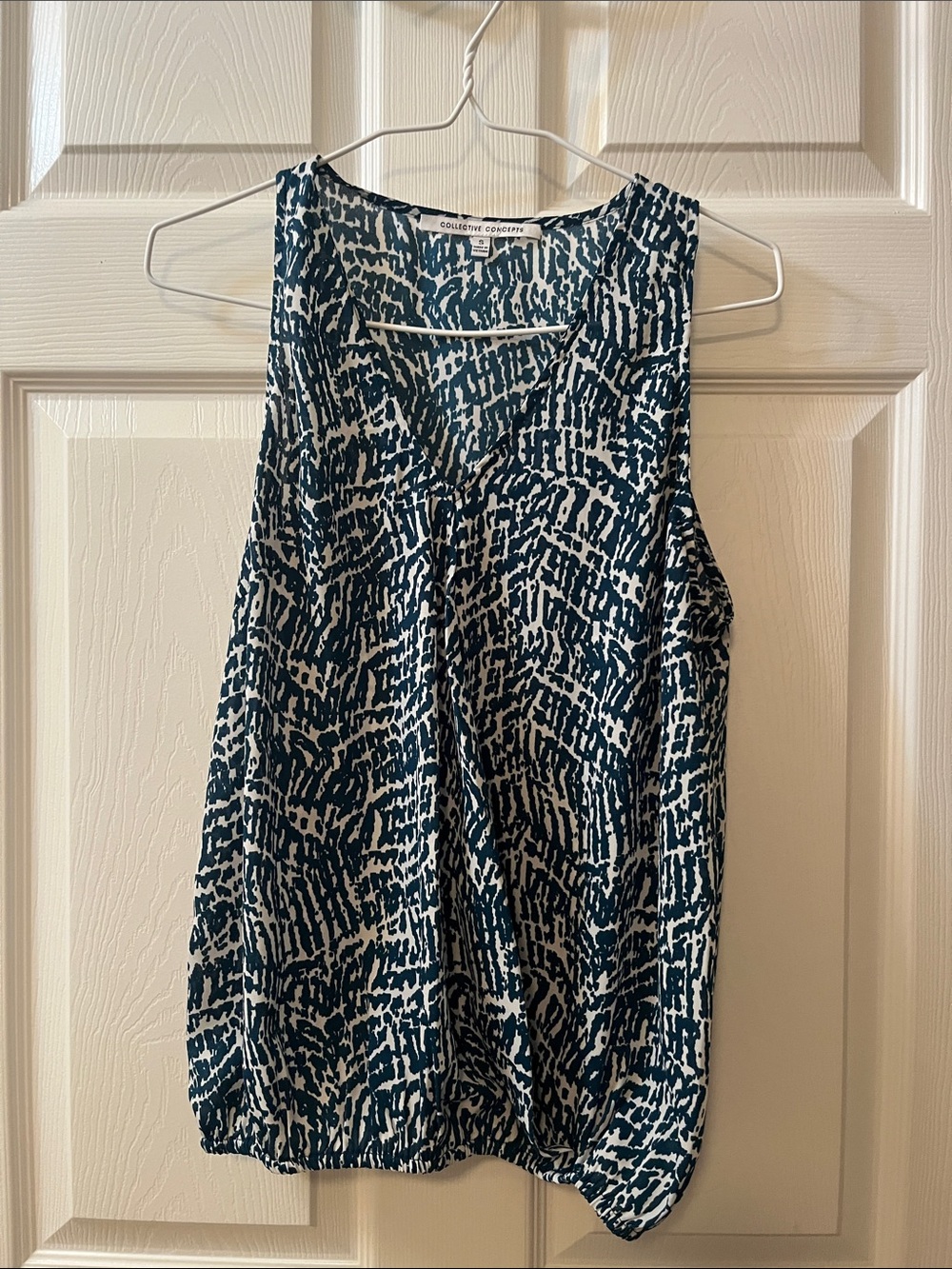 Collective Concepts Teal and White Printed Sleeveless Shell in small